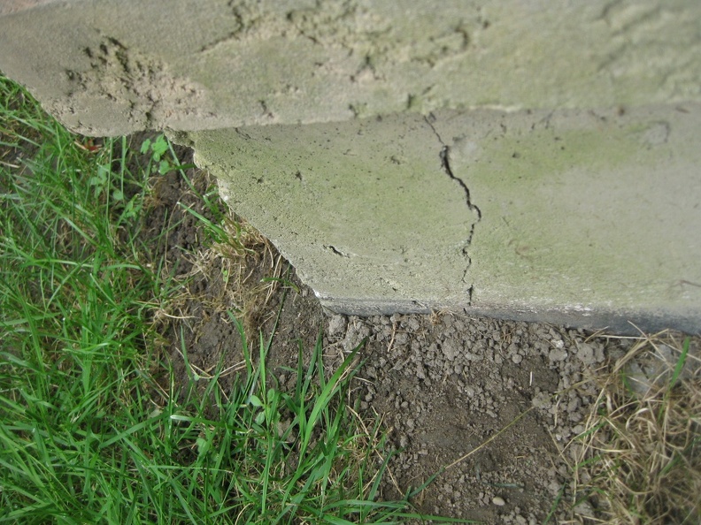 Corner crack on concrete foundation.JPG